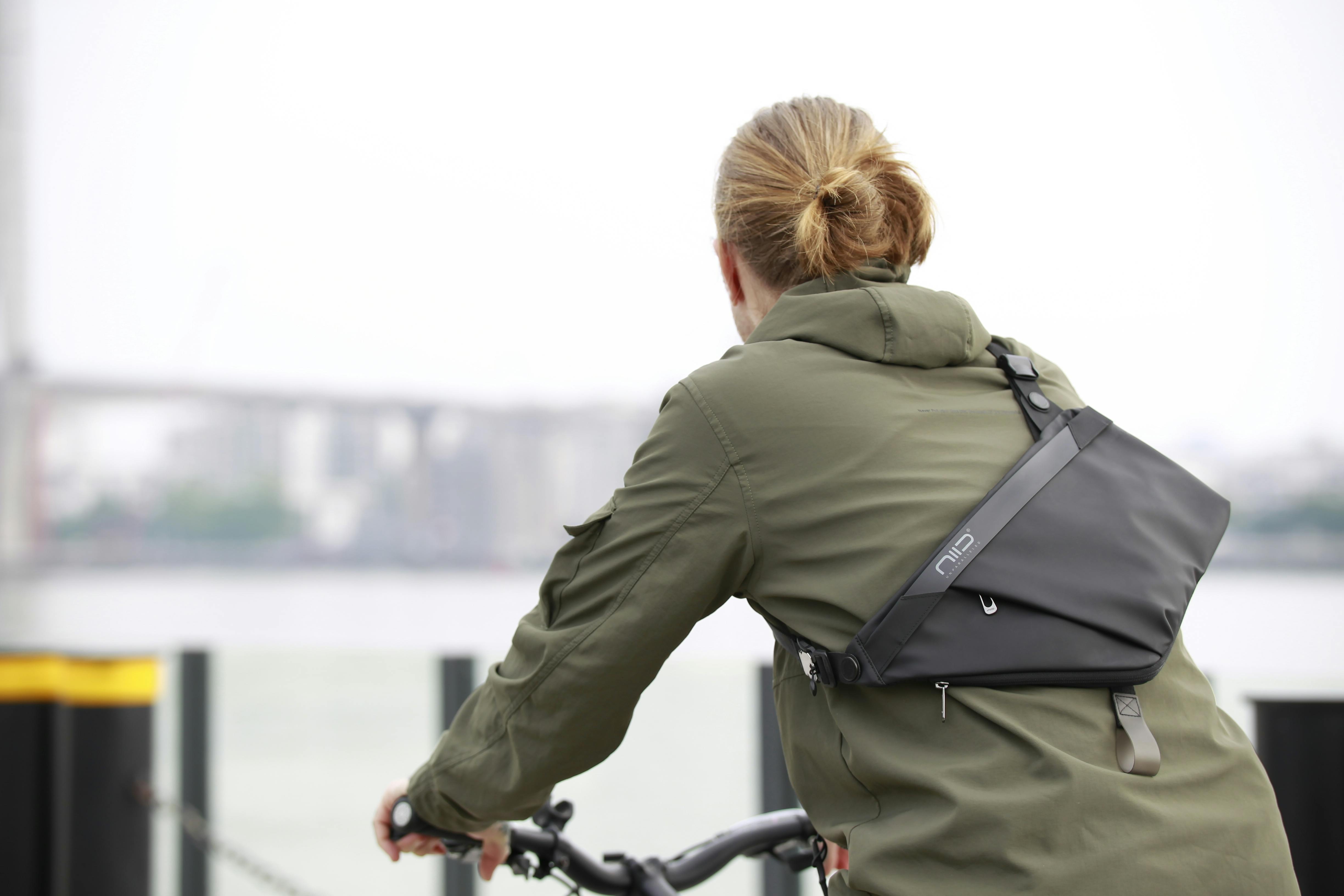 薄さ3cmでしっかりフィットの多機能バッグ | niid FINO IV - CAMPFIRE