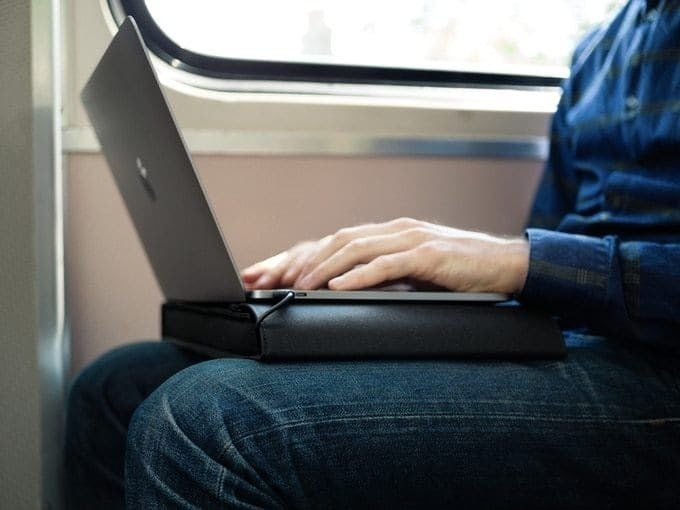 移動中の充電もこれ1つで完結。究極の多機能ノートPCケース「LAER