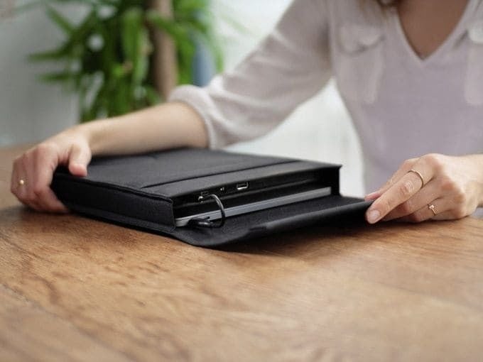 移動中の充電もこれ1つで完結。究極の多機能ノートPCケース「LAER