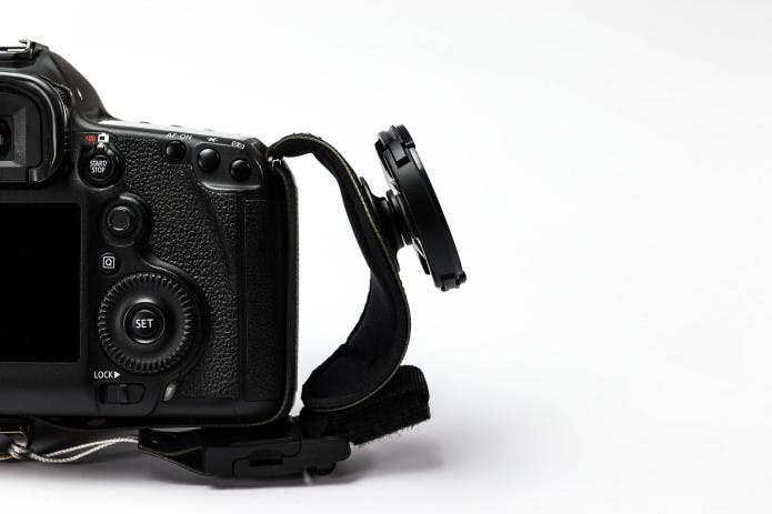 レンズキャップを磁石でくっつける 英国生まれのマグネット式カメラストラップ Sling Campfire キャンプファイヤー レンズキャップを磁石でくっつける 英国生まれのマグネット式カメラストラップ Sling Campfire キャンプファイヤー