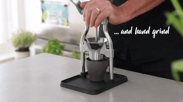 バリスタ世界王者も感動 高性能手動コーヒーグラインダーで至福のコーヒータイムを Campfire キャンプファイヤー バリスタ世界王者も感動 高性能手動コーヒーグラインダーで至福のコーヒータイムを Campfire キャンプファイヤー