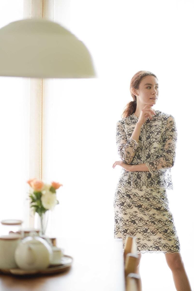 屋内, 衣料, 人, 女性 が含まれている画像
自動的に生成された説明