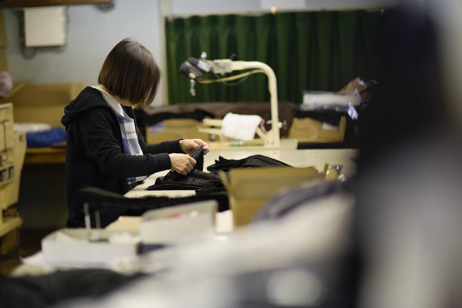 屋内, 人, テーブル, 座る が含まれている画像
自動的に生成された説明