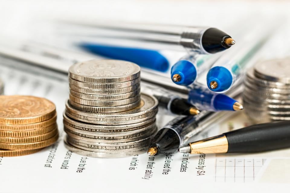 お金のコイン現金ファイナンスビジネスペンの紙のオブジェクトオフィスデスク