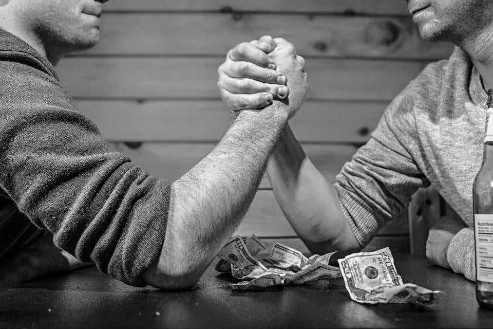 腕のレスリングお金の賭けギャンブルの手の男性強さのテーブル 