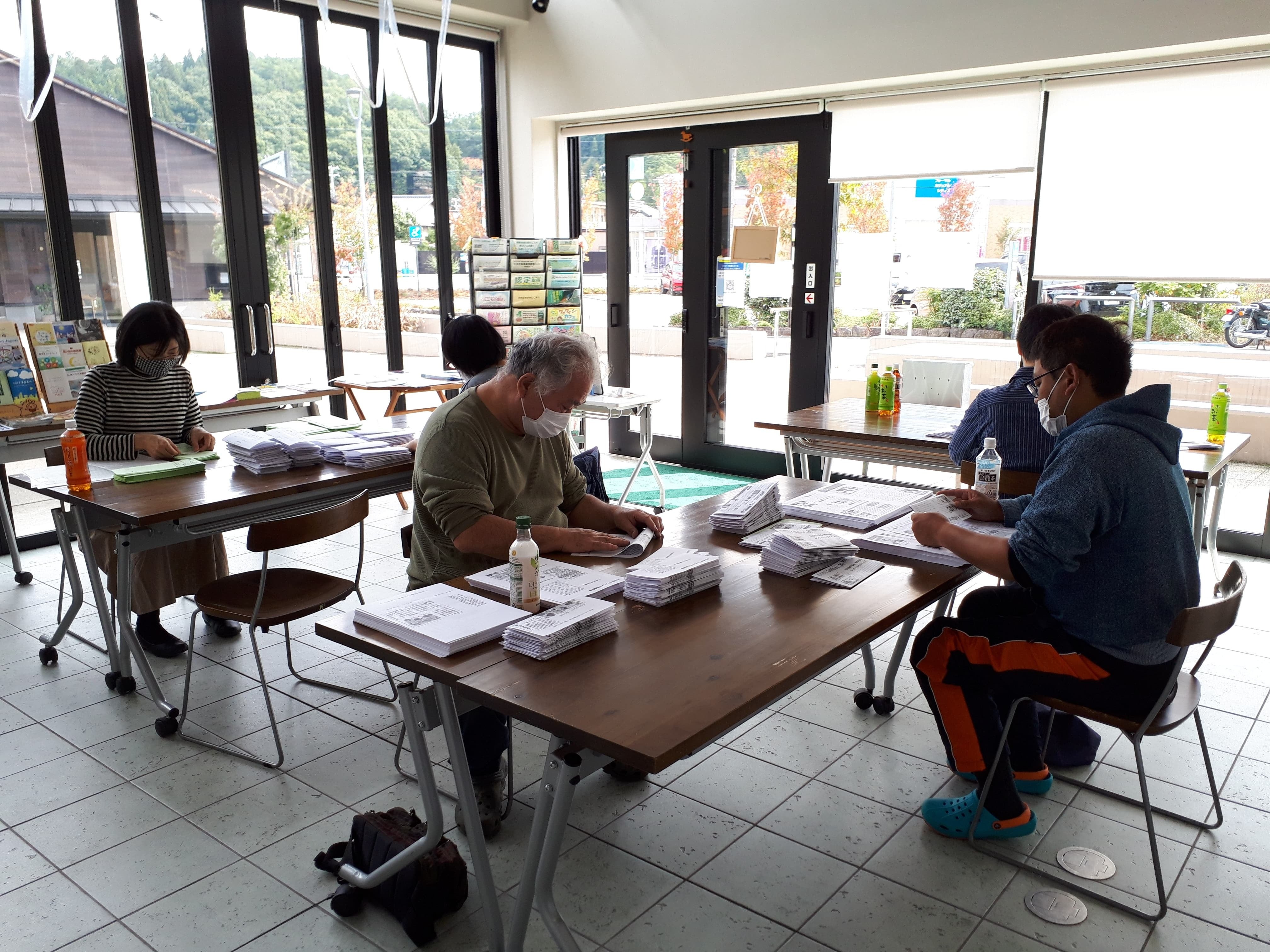 2日間で総勢14名のボランティアさんが作業に入ってくれました。お金の支援だけじゃなく、作業を通して一緒に医療従事者にエールを送ろうと、ありがとうの気持ちを封入する作業をしてくれました。 