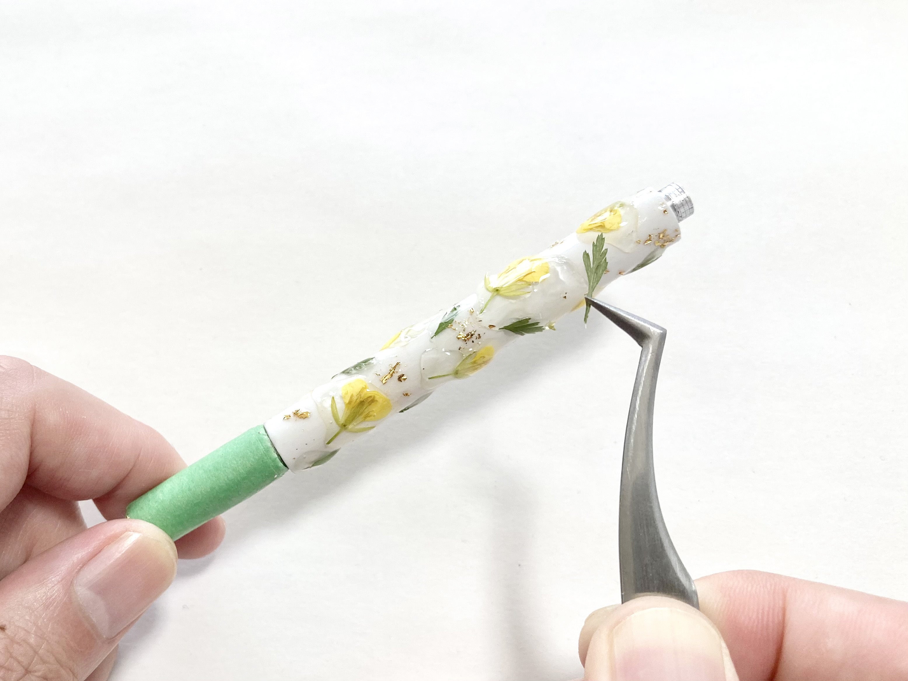 ひとつひとつの花材を丁寧に取り付けます。
