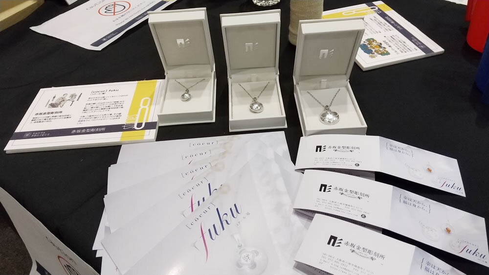 八尾市役所ロビーでの展示のようす