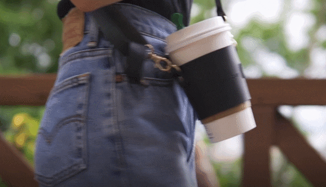 肩に掛けて持ち歩く スリーブにもなるから手が熱くない レザー製ドリンクホルダー Campfire キャンプファイヤー 肩に掛けて持ち歩く スリーブにもなるから手が熱くない レザー製ドリンクホルダー Campfire キャンプファイヤー