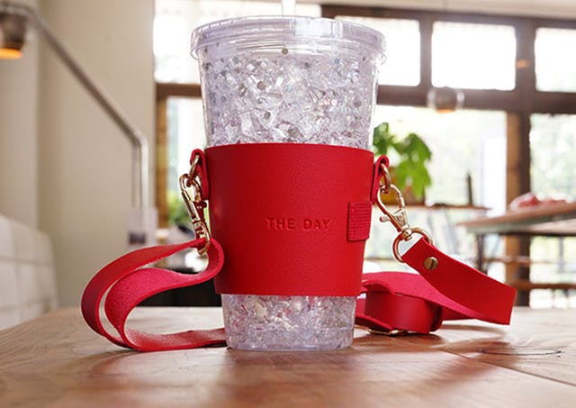 肩に掛けて持ち歩く スリーブにもなるから手が熱くない レザー製ドリンクホルダー Campfire キャンプファイヤー 肩に掛けて持ち歩く スリーブにもなるから手が熱くない レザー製ドリンクホルダー Campfire キャンプファイヤー