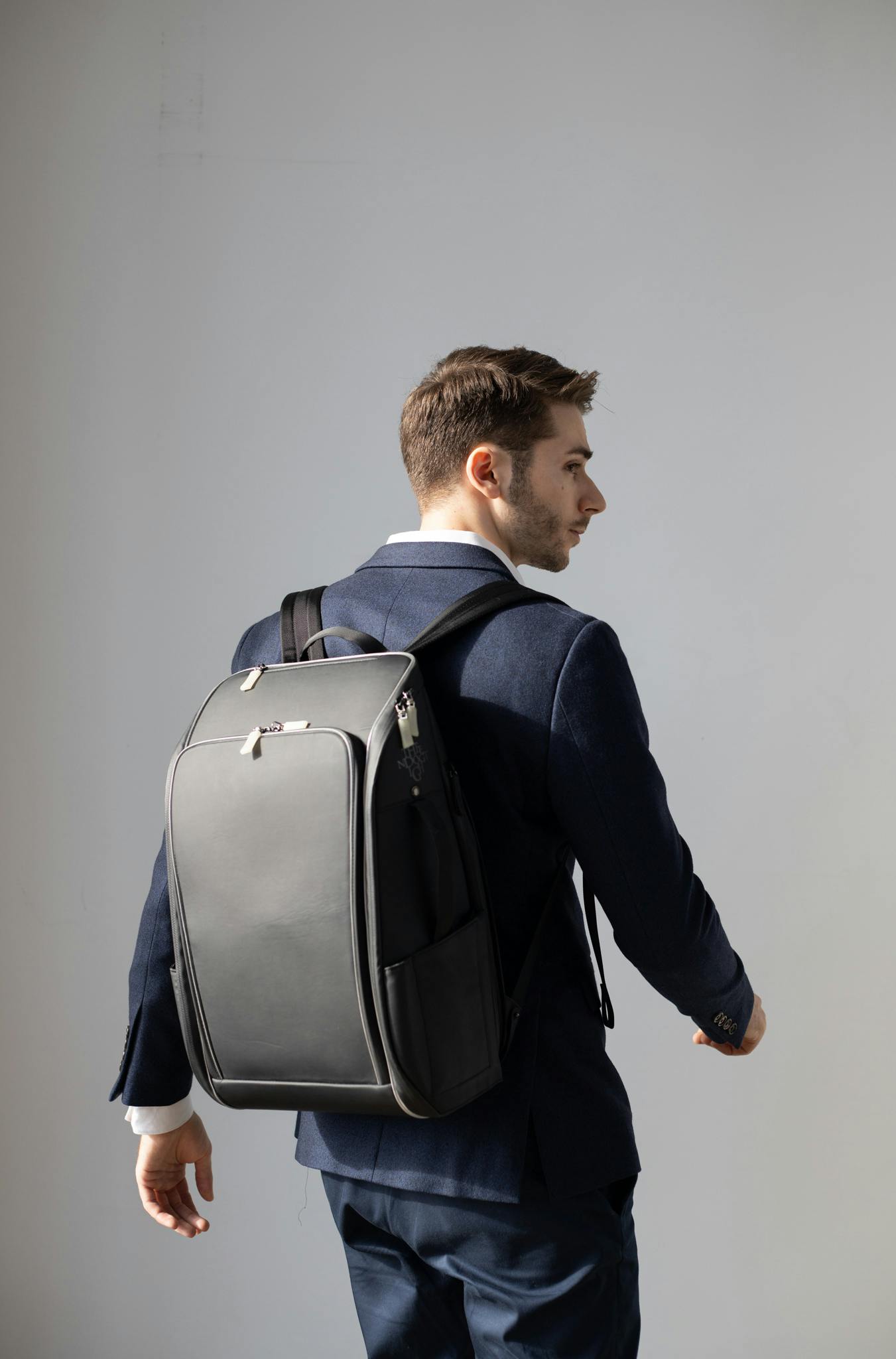 スーツにキマる 27個の収納を備えた180 オープン可能なbackpack Campfire キャンプファイヤー スーツにキマる 27個の収納を備えた180 オープン可能なbackpack Campfire キャンプファイヤー