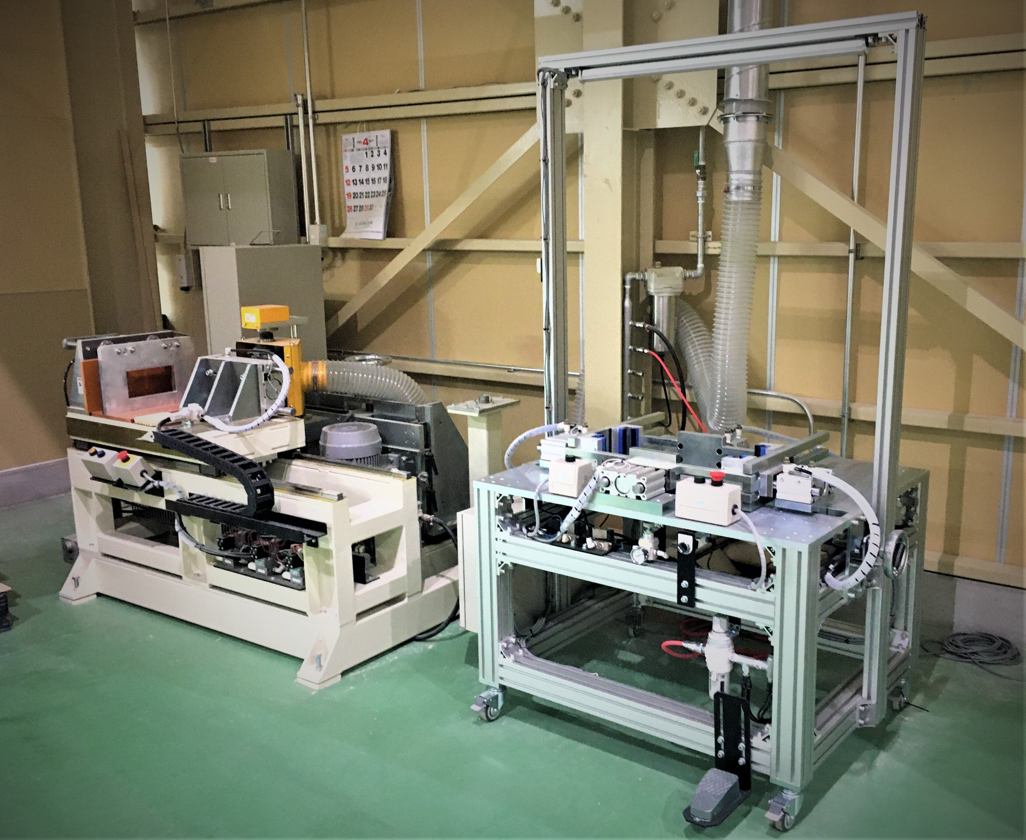 左側の機械が箱のコーナーを処理する加工機です。そして、右の機械は組立木となります。