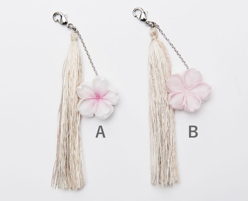 ひとつずつ手作りの 桜のつまみ細工と 桜の木で染めた絹糸タッセルを 限定でご提供