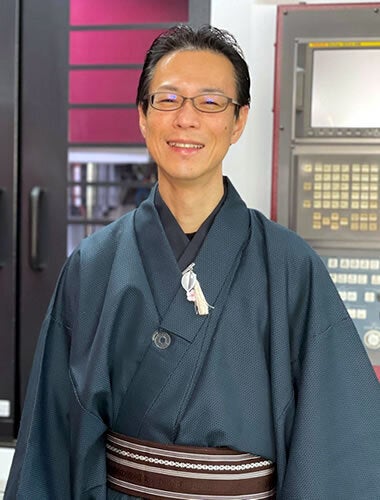 赤坂金型彫刻所 代表 三代目赤坂兵之助 [cocur] SAKURA（コクール・桜） かんざしとともに、めずらしく和装