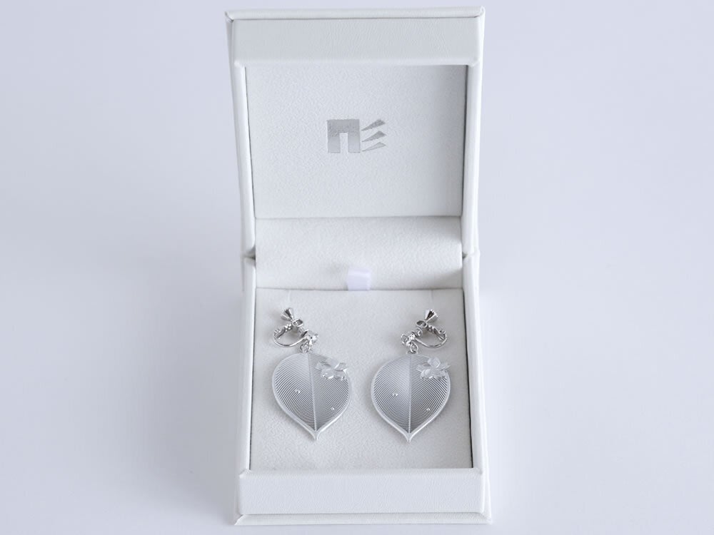 桜の花が同じ方向を向いていた初回製作のイヤリングです（笑）。