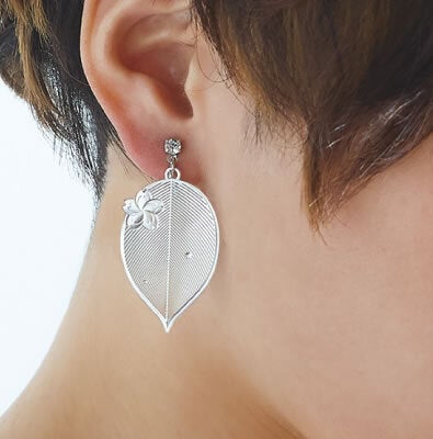 作り直したイヤリング。桜の花が外側に。