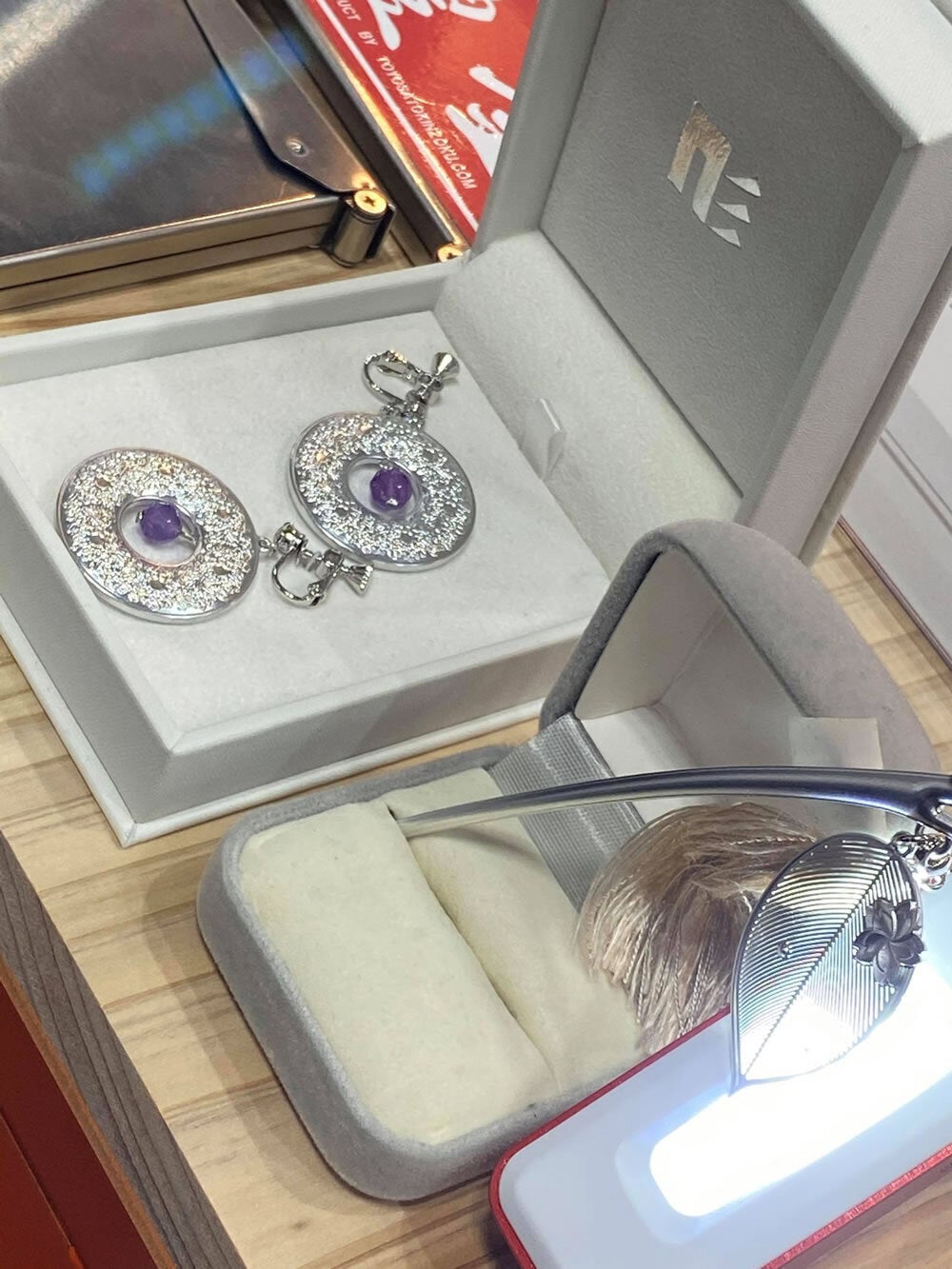 ブース内展示の [cocur] Hanaイヤリングと [cocur] SAKURAかんざし