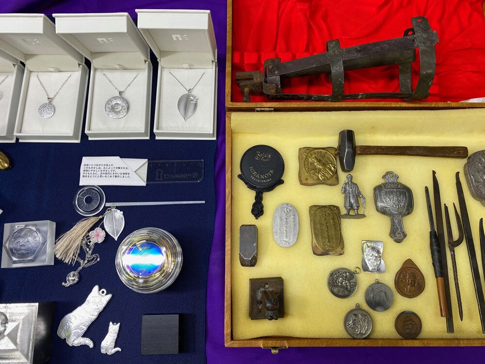 オッペン化粧品最高級品の「アルティメイト」と赤坂三代の製品とともに