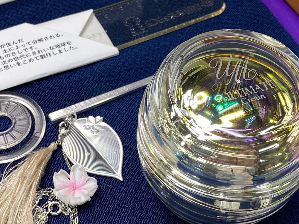 宇宙の中に惑星が浮かんでいるような美しいオッペン化粧品最高級品の「アルティメイト」 