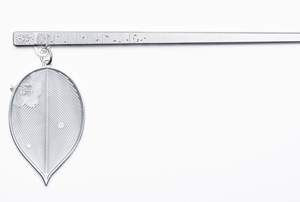 しずか本体裏面：桜の花びらと静海、 月に向かって舞う花びら