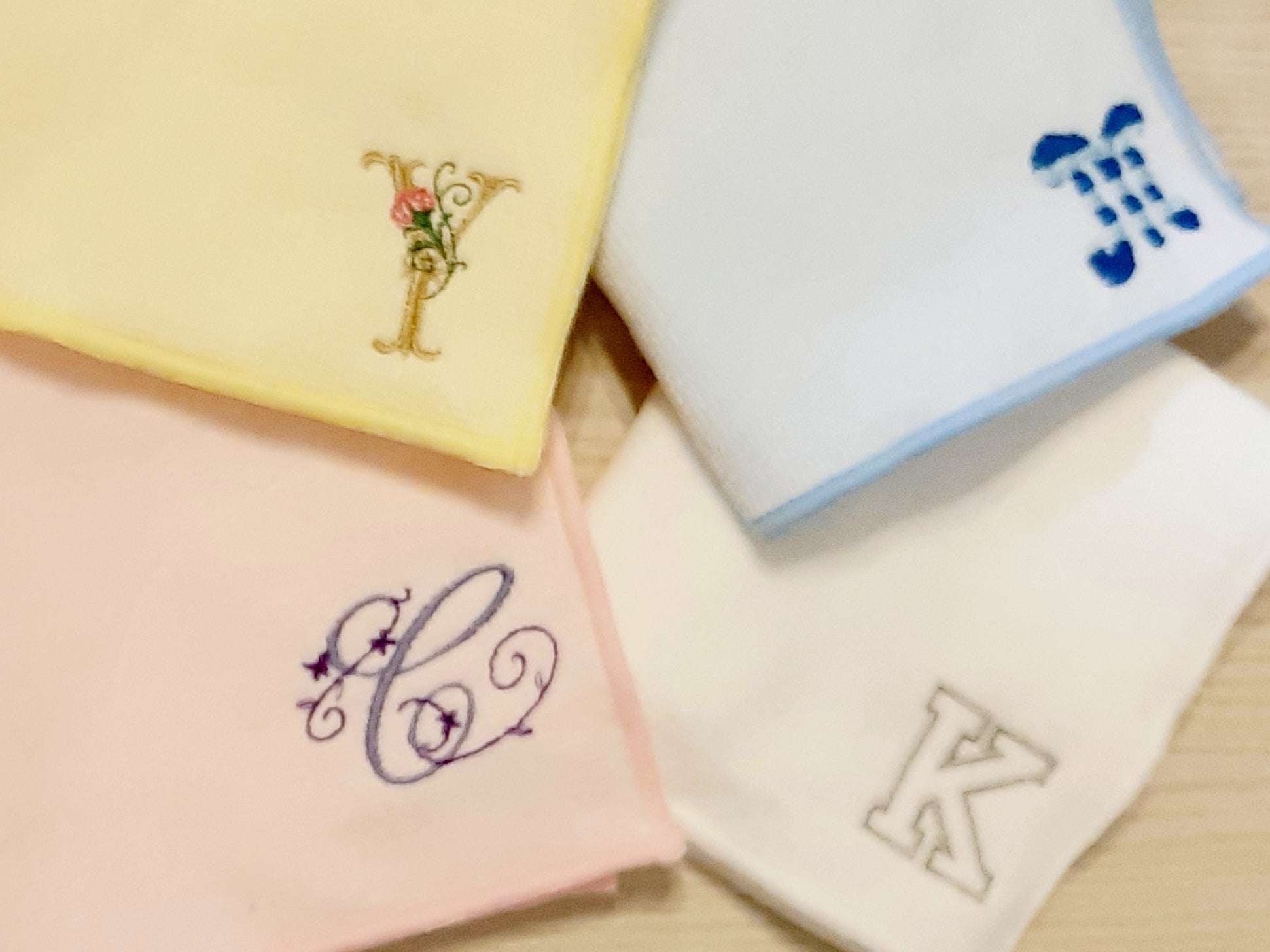 想いを伝えるハンカチ。オリジナル刺繍で、オンリーワンのギフトを贈り