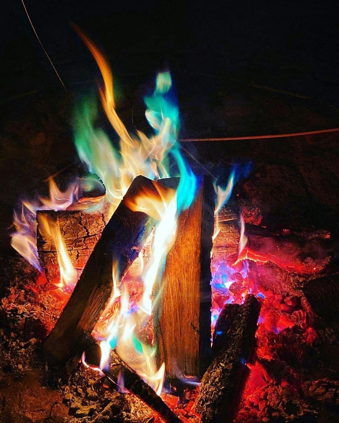 焚き火を彩るレインボーMagic Fire(マジックファイヤー) - CAMPFIRE