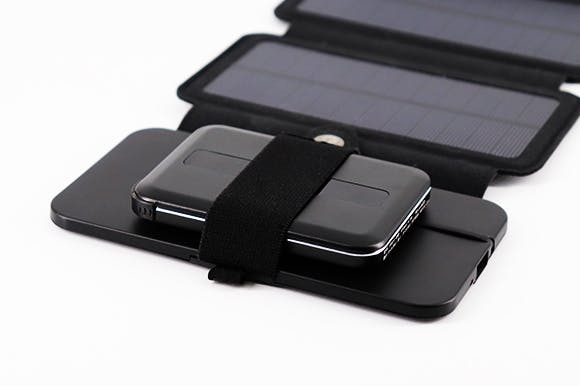 3種類の端子に対応、ソーラー充電付きの超薄型モバイルバッテリー