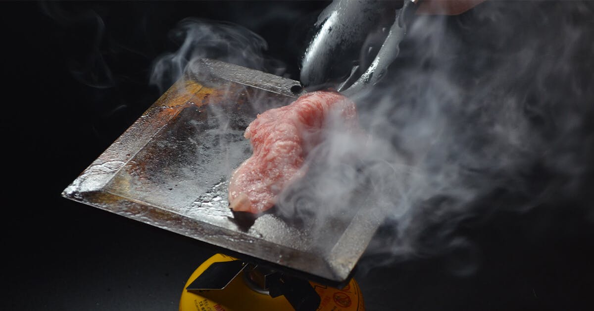 ソロキャンプデビューを応援！ 肉がおいしく焼けるBBQ TEPPAN・肉鉄板