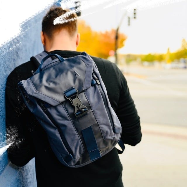 洗練されたデザインと20の機能を備えた多機能スリングバッグ