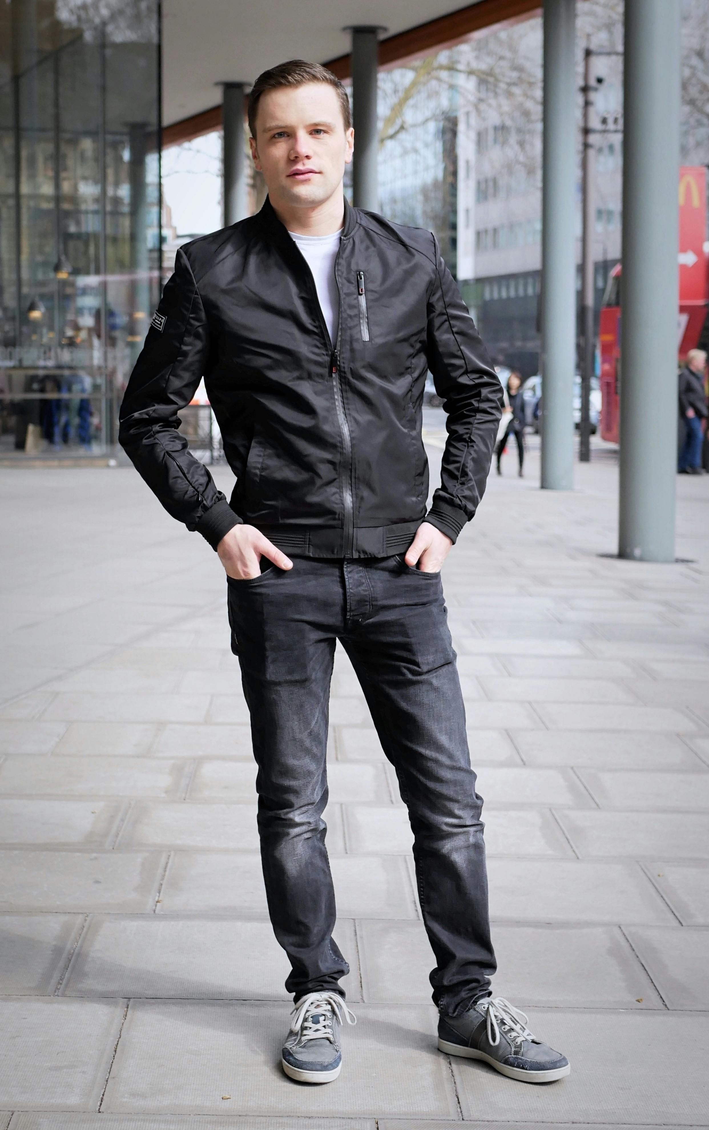 全てのガジェットを1着に 水や風も通さない 防水 防風機能の多機能ジャケット Campfire キャンプファイヤー 全てのガジェットを1着に 水や風も通さない 防水 防風機能の多機能ジャケット Campfire キャンプファイヤー