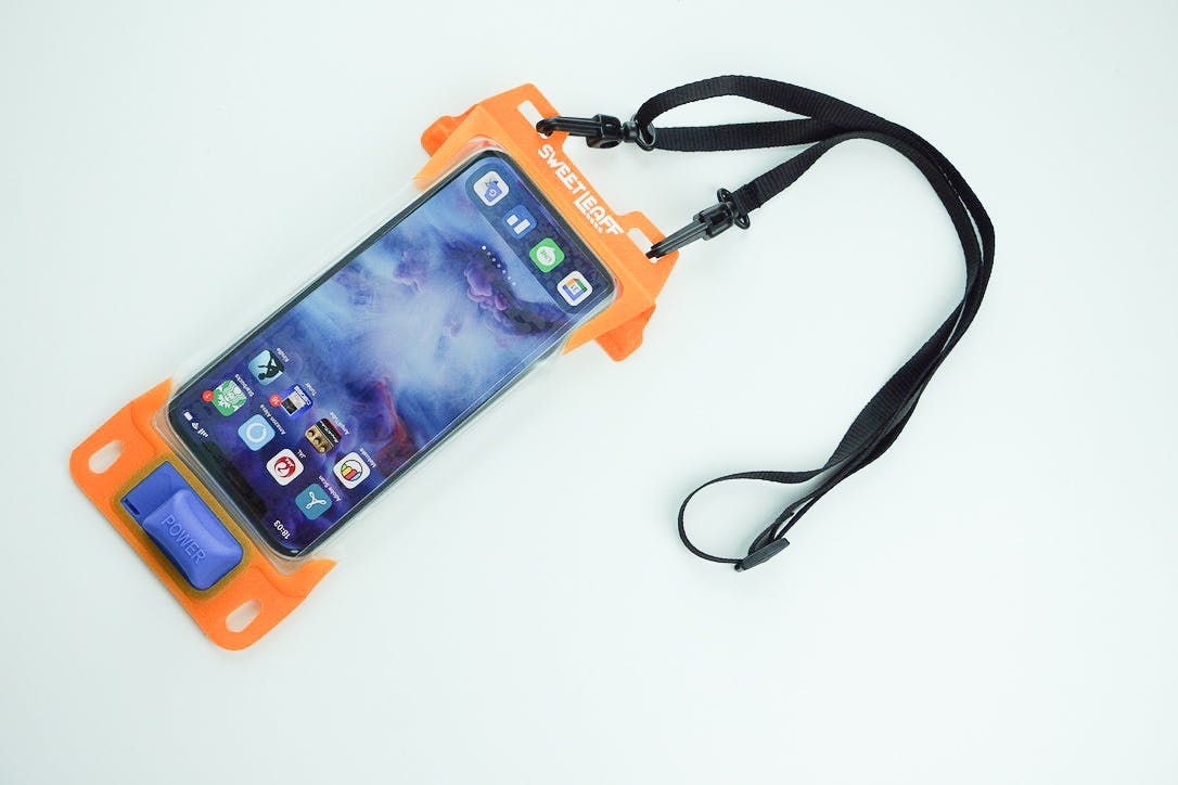 防水仕様で海やプールで大活躍 エアポンプ搭載で操作性抜群のスマホポーチ Campfire キャンプファイヤー