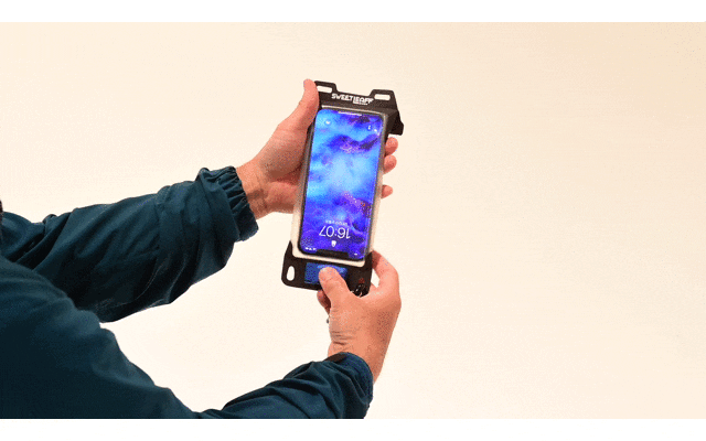 防水仕様で海やプールで大活躍 エアポンプ搭載で操作性抜群のスマホポーチ Campfire キャンプファイヤー 防水仕様で海やプールで大活躍 エアポンプ搭載で操作性抜群のスマホポーチ Campfire キャンプファイヤー
