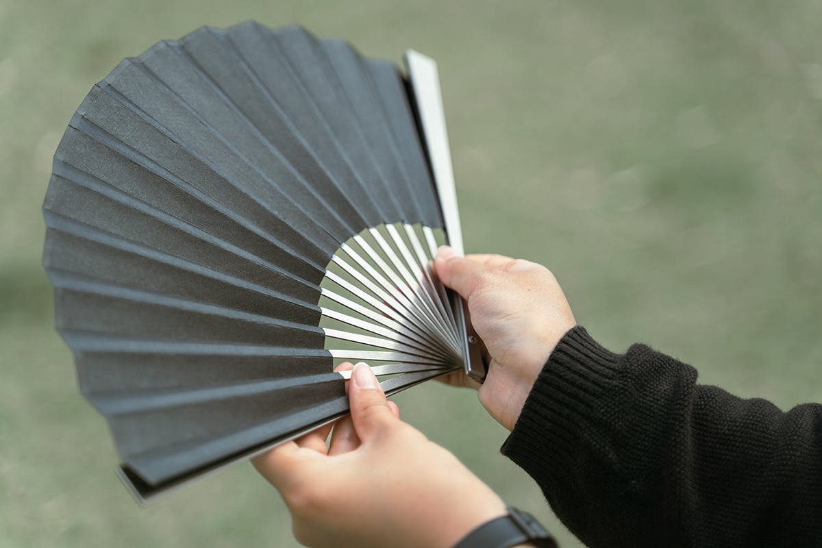 伝統とモダンの邂逅。プレミアムなチタンとシルクの扇子：TTi-718