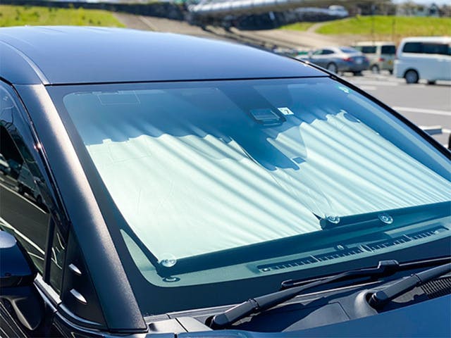 1秒で車の日差しを防ぐ】引っ張るだけのロール式!CARMAFIA