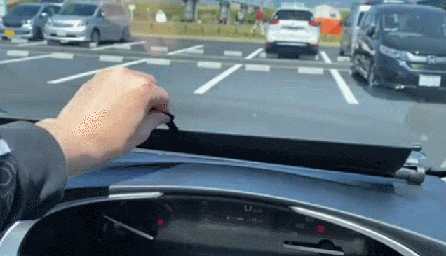 1秒で車の日差しを防ぐ 引っ張るだけのロール式 Carmafiaサンシェード Campfire キャンプファイヤー 1秒で車の日差しを防ぐ 引っ張るだけのロール式 Carmafiaサンシェード Campfire キャンプファイヤー