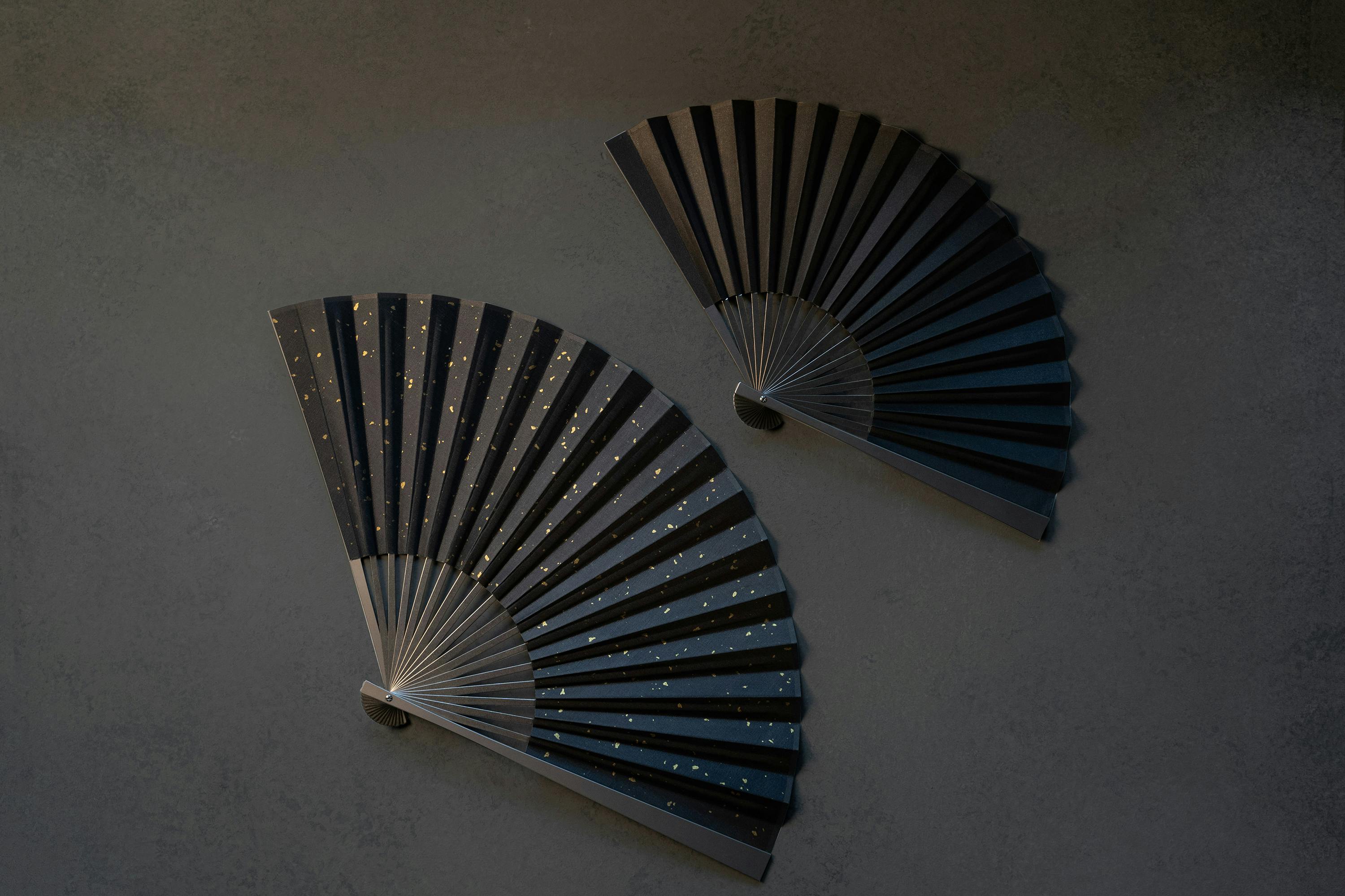 伝統とモダンの邂逅。プレミアムなチタンとシルクの扇子：TTi-718