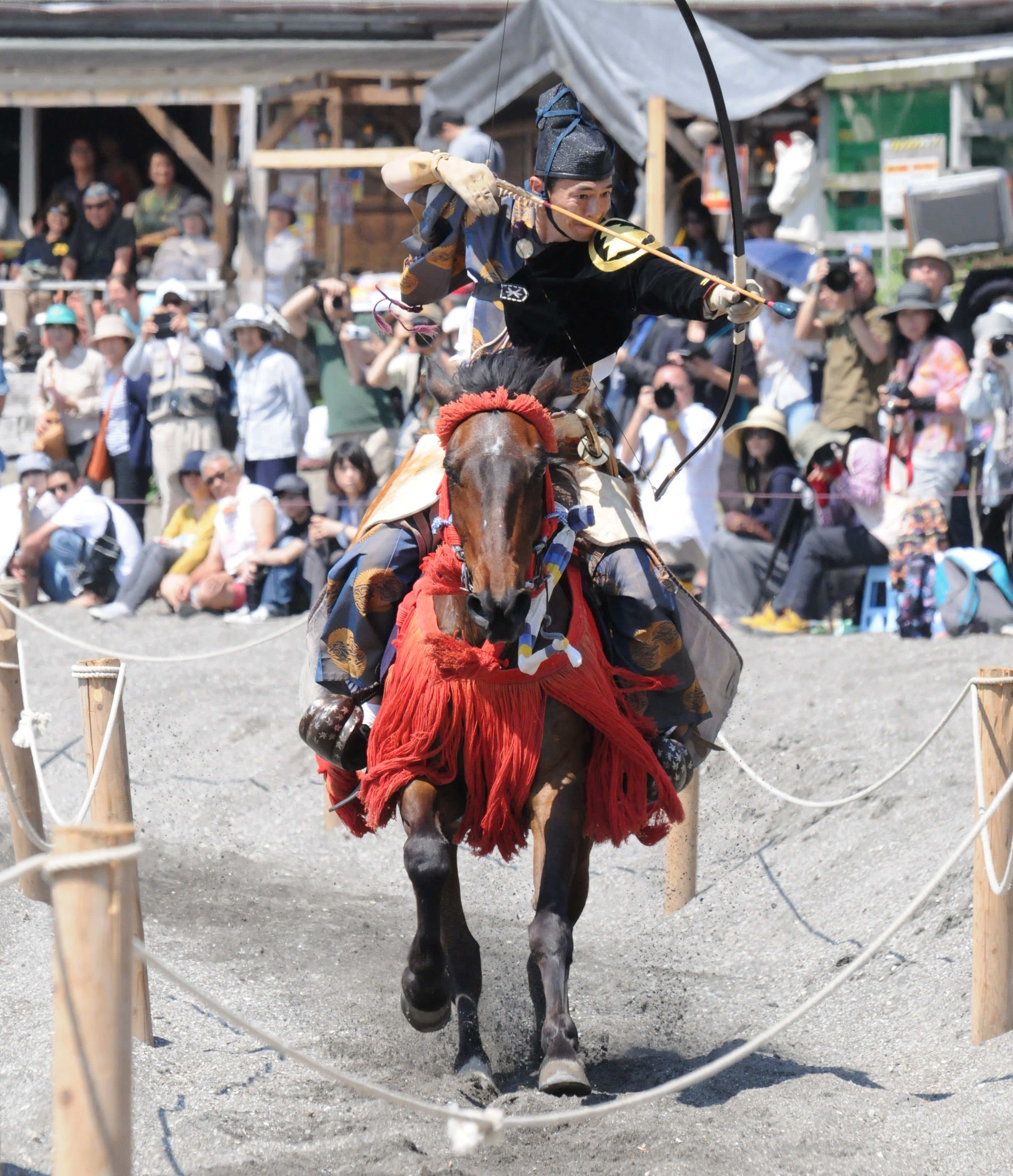 伝統の技、流鏑馬の馬場に散水用設備、更衣室と日除けを！安心して稽古