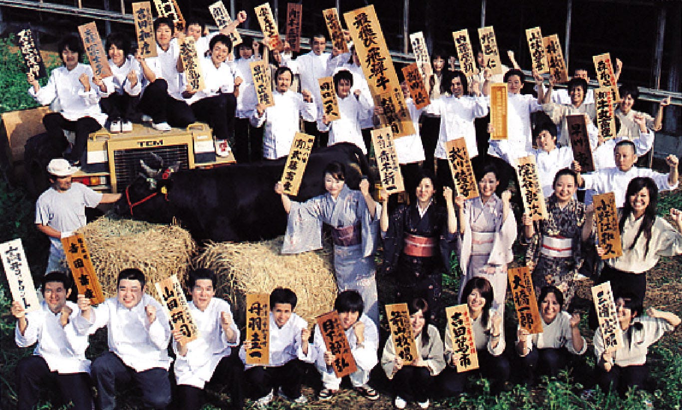 生産者の木札と馬喰一代スタッフ