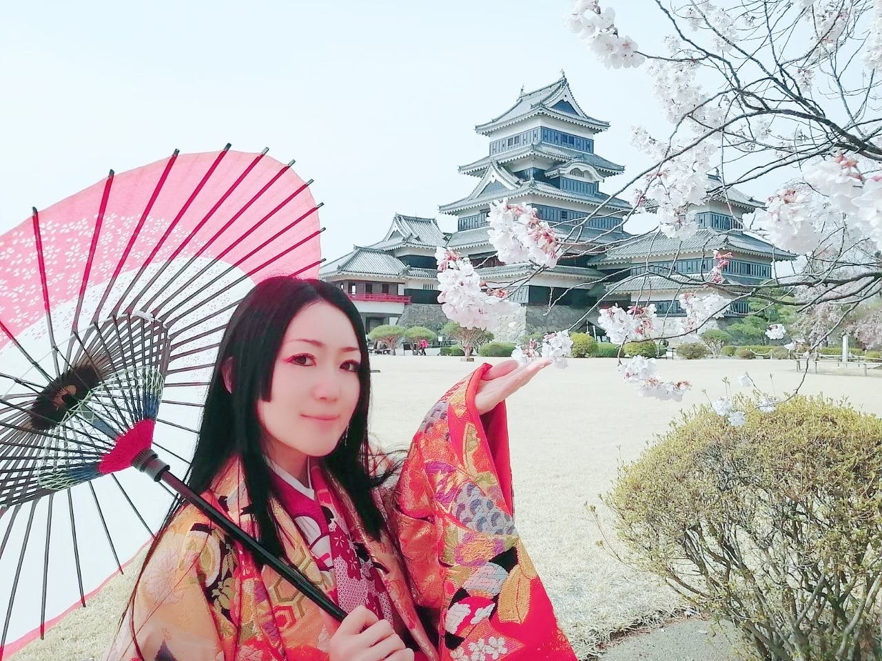 松本城に貢献】松本城の姫が松本城公式の御城印帳を制作する
