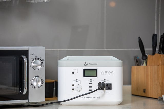 まるで白物家電。ポータブル電源はデザインにもこだわる時代｜MINI