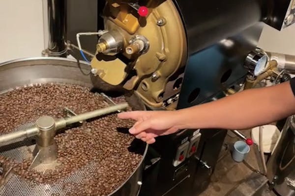 マシンから焙煎されるコーヒー豆