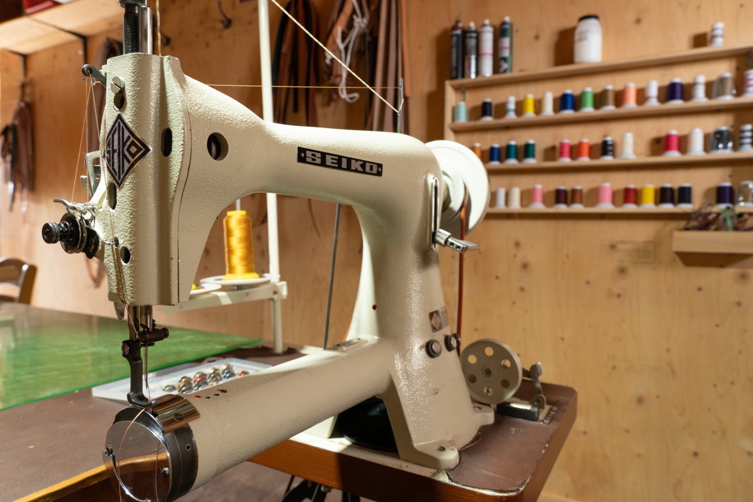 革専用特殊ミシン　腕ミシン