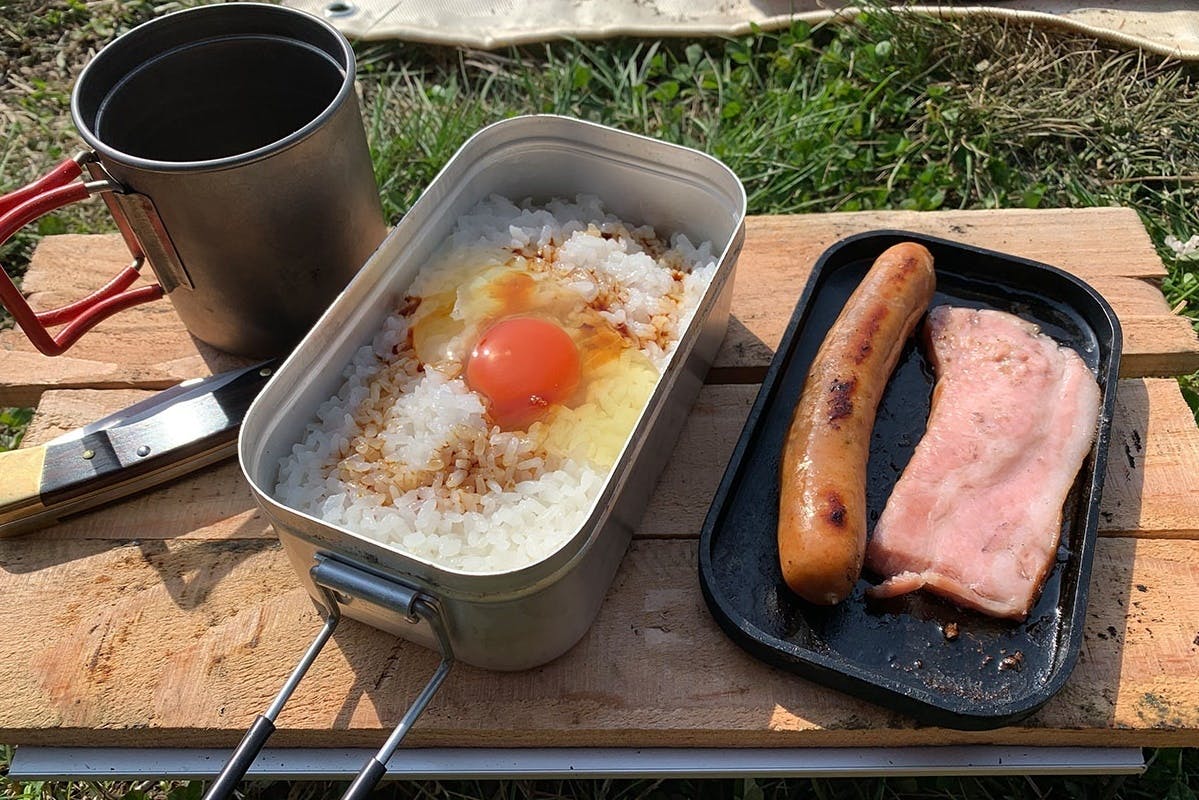 メスティンの蓋で肉が焼けたらを実現！ アウトドアで大活躍の蓋型鉄板