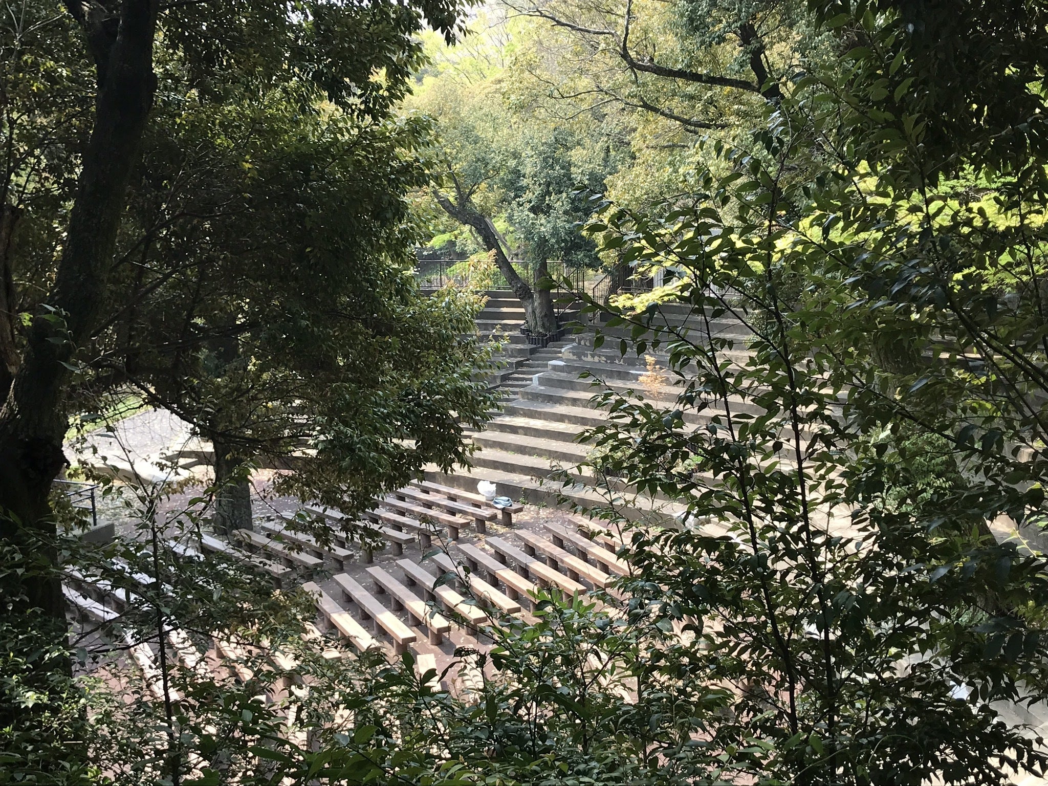 到津の森公園の森の音楽堂でオヤジたちがアコースティックライブをし
