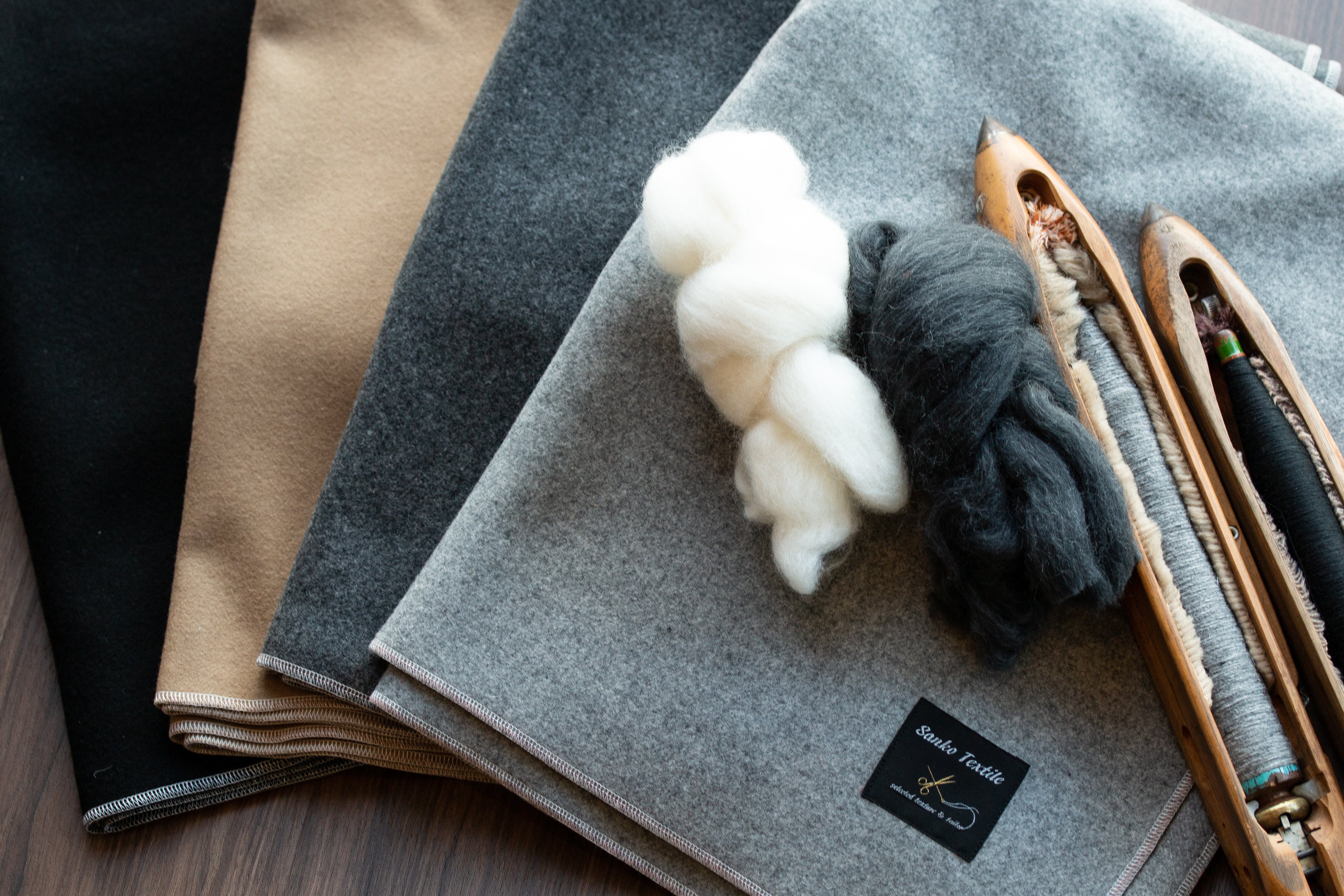 【新品未使用】日本製 ラムウール100％ブランケット SANKO TEXTILE 高級ラムウールブランケット / ラグマット 秋冬のキャンプのお供に
