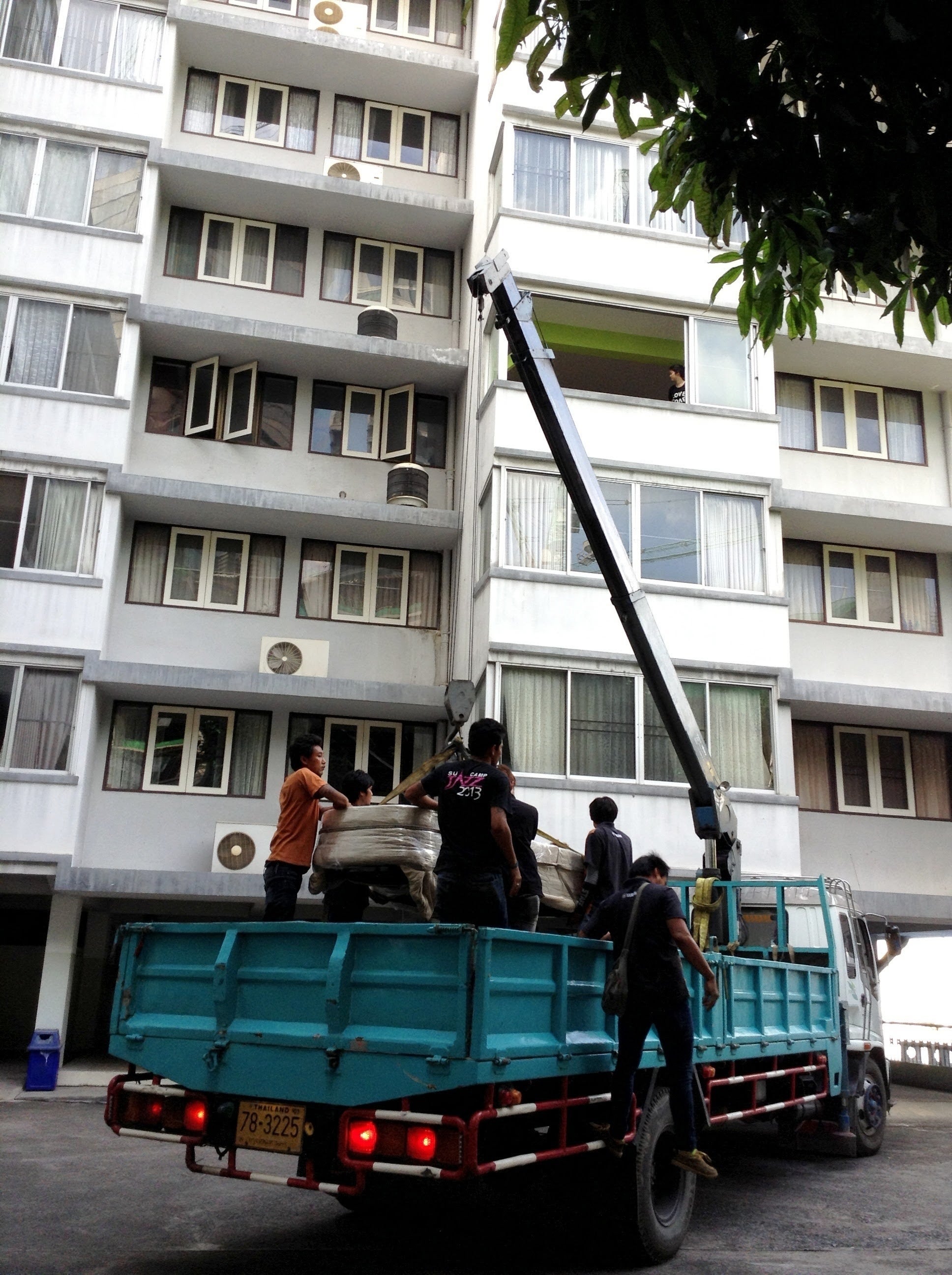 窓からのピアノ搬入から始まりました