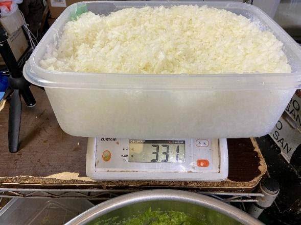 容器の中の料理

自動的に生成された説明