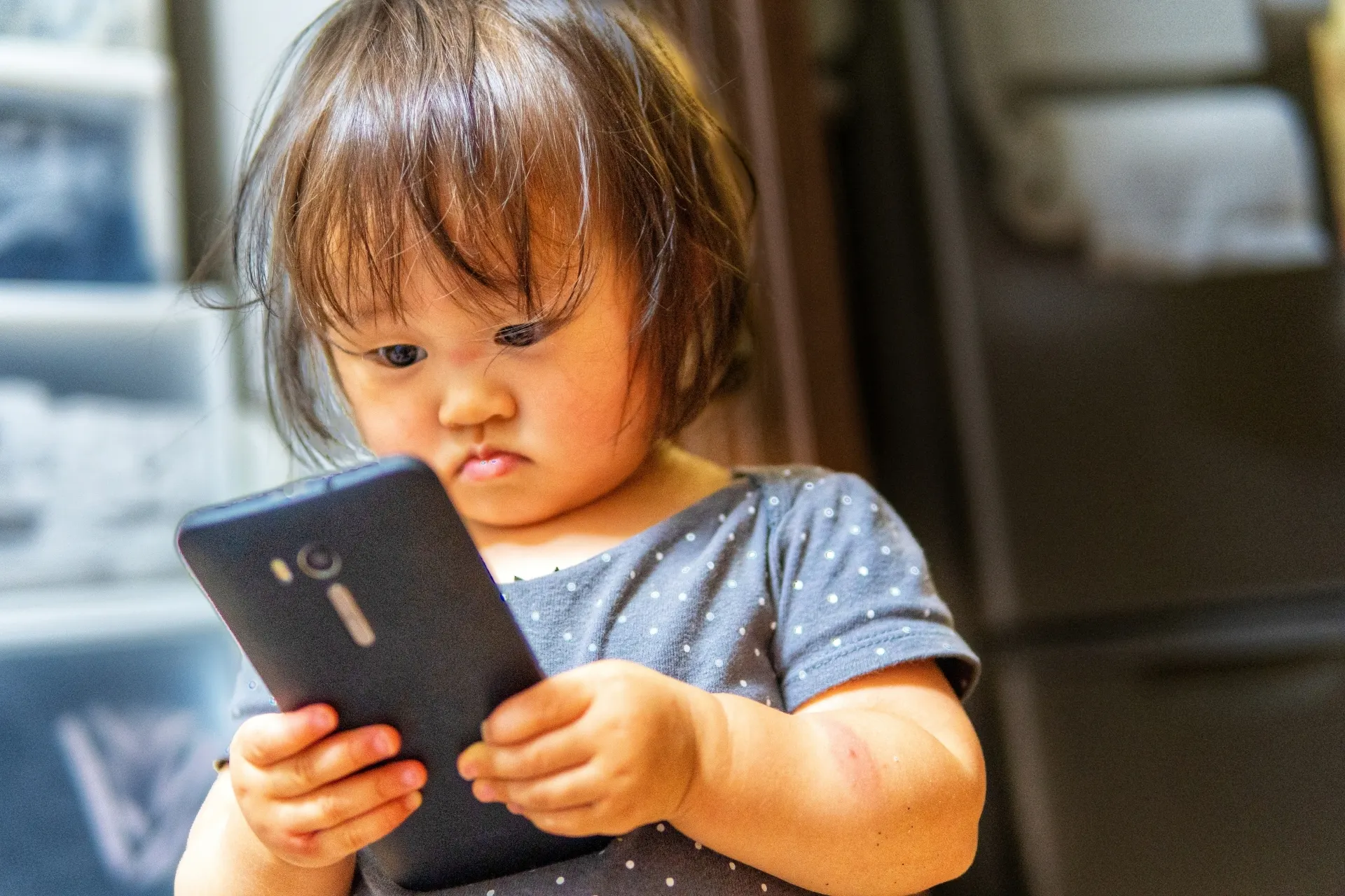 スマホに夢中になる女の子