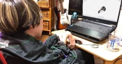 木明くんがパソコンで3Dデータを作成する様子