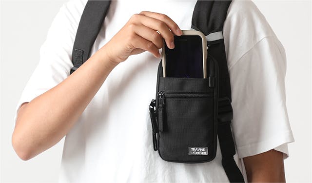 スマホスタンドにもなる 1000人の声から生まれたスマホポーチ Travine Campfire キャンプファイヤー スマホスタンドにもなる 1000人の声から生まれたスマホポーチ Travine Campfire キャンプファイヤー